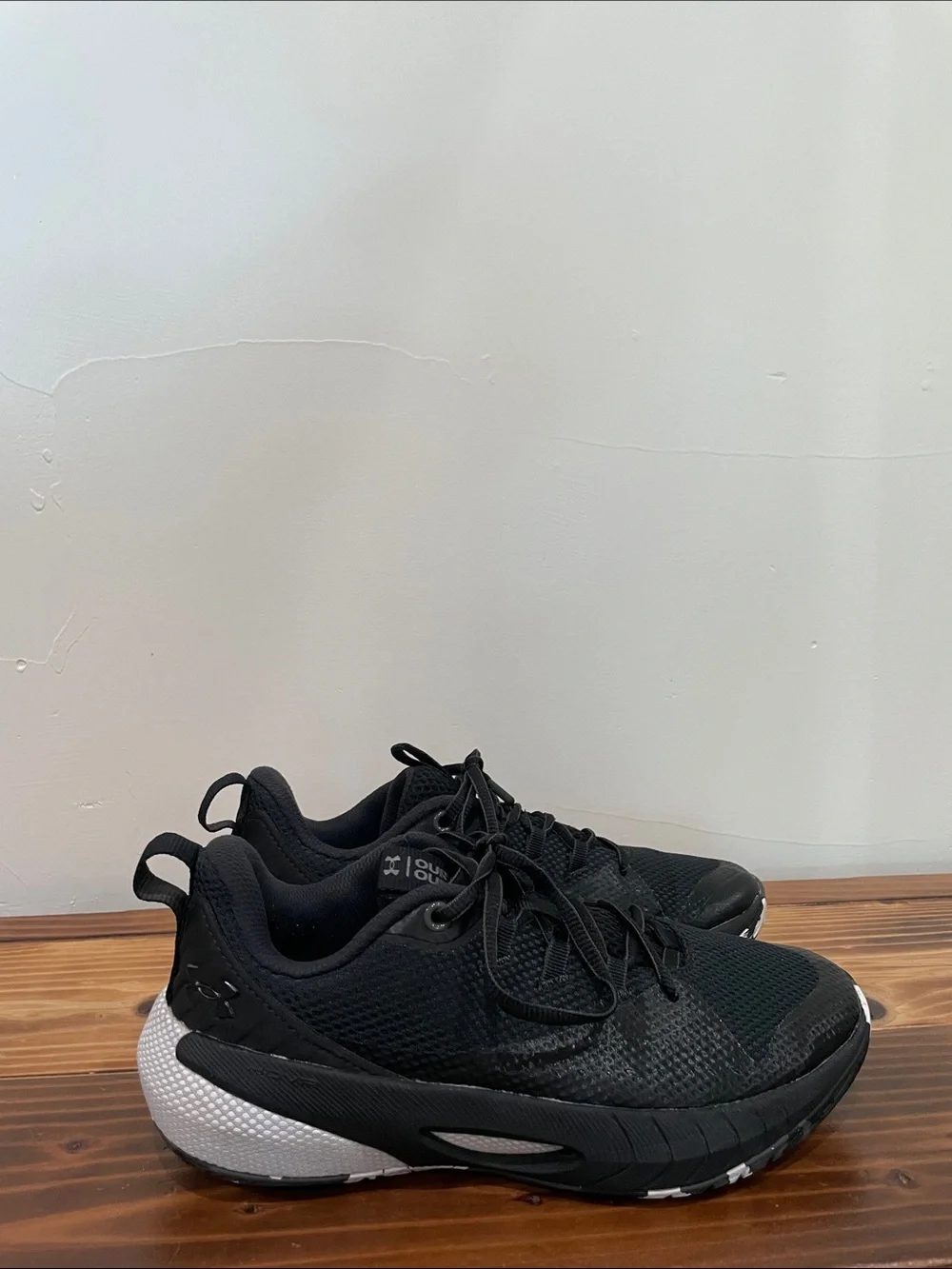 Women’s Under Armour UA HOVR Ascent Basketball Shoes 9 Black White 3025680 001